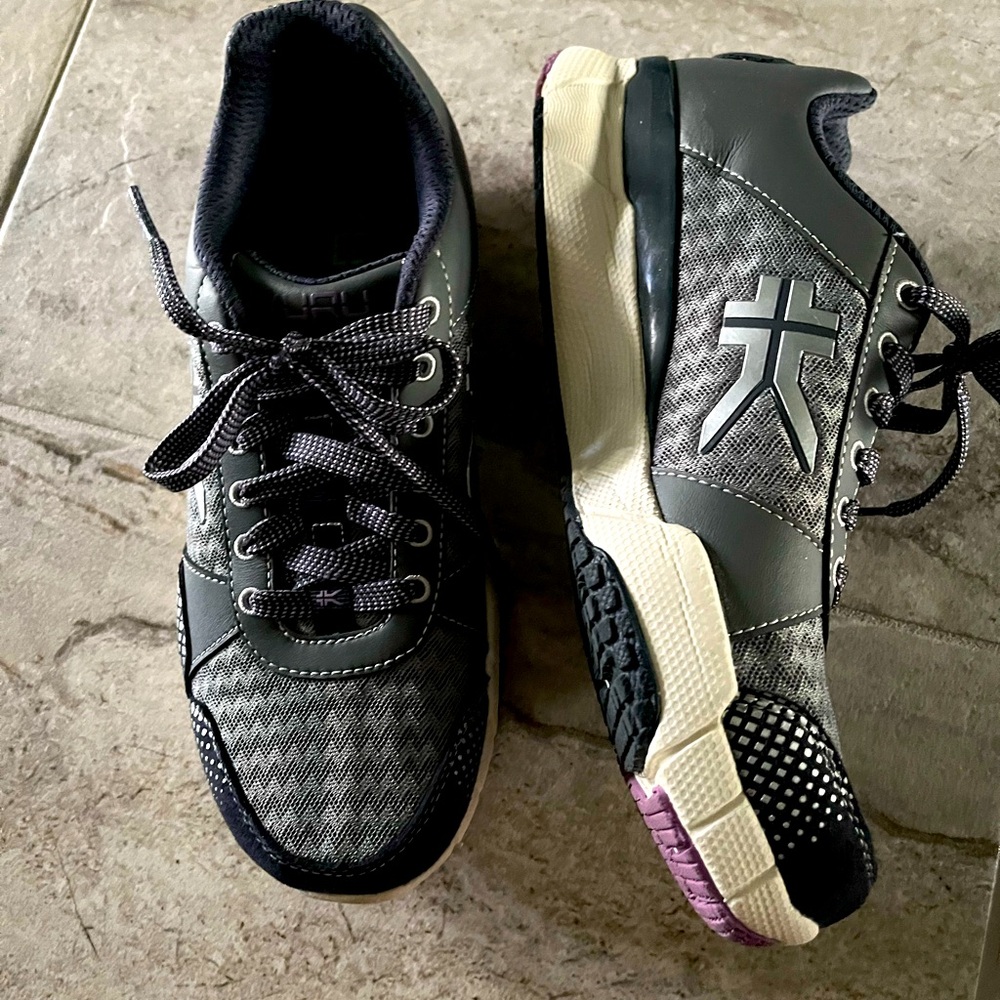 KURU quantum 2 women’s sneakers - size 8
